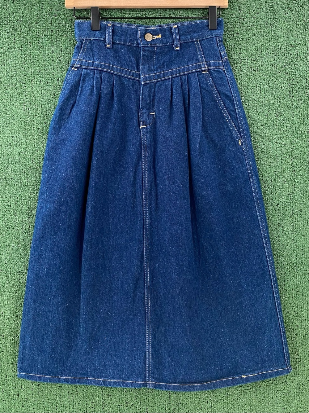 Vintage 80’s Lee Pleated Dark Denim Jean Long Skirt Women’s Size 24” Waist